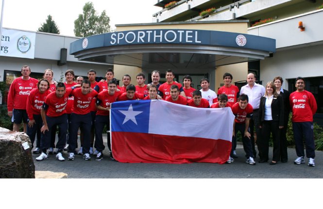 chilenische-a-nationalmannschaft-vor-dem-sporthotel-gruenberg_01