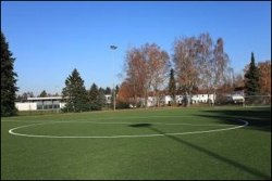 Fußball-Trainingslager mit Kunstrasenplatz