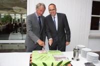 HFV-Präsident Rolf Hocke und Innenminister Peter Beuth schnitten die eigens angefertigte Geburtstagstore zum 60-jährigen Bestehen der Sportschule Grünberg an.
